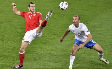 El delantero Gareth Bale volvió a ser artífice en la victoria de su país Gales, al marcar el tercer gol, con el que se impusieron 3-0 ante Rusia, que pasó sin pena ni gloria en la Eurocopa 2016. AFP