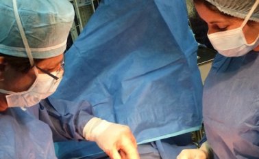 Con esta nueva norma también se multará a los cirujanos y a los establecimientos médicos que realicen estos procedimientos.