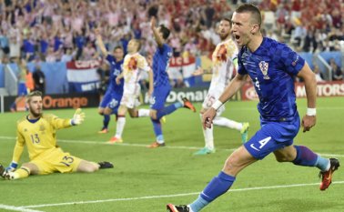 El mediocampista Eván Perisic le dio sobre el final del partido una importante victoria a Croacia ante España al derrotarla 2-1, luego de que el español Sergio Ramos desperdiciara un tiro penalti. AFP