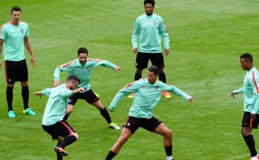 La selección de Portugal con su capitán Cristiano Ronaldo, lucharán en la última jornada de grupos por el cupo a los octavos de final de la Eurocopa 2016. AFP