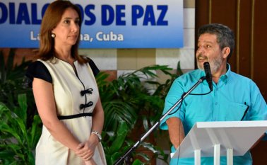 Marcela Durán, representante del Ejecutivo nacional, y Marcos Calarcá, negociador de las Farc, leyeron el comunicado conjunto número 75. AFP