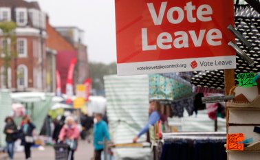 Un cartel con las palabras "Vote por marcharse", colocado en un puesto de mercado en el mercado callejero de la calle Romford, en Havering, Londres. El barrio de Havering, bastión de los East Enders de clase obrera, lideró un sondeo nacional como el lugar más opuesto a la Unión Europea en Gran Bretaña. AP