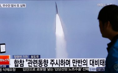Esta imagen del 31 de mayo de 2016 muestra un hombre observado en un noticiero de televisión en una estación de trenes de Seúl, Corea del Sur, un reporte sobre el lanzamiento de un misil de Corea del Norte. AP