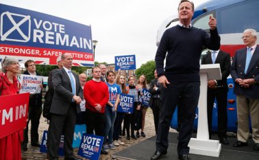 El primer ministro británico, David Cameron (en primer plano), durante un acto de la campaña para la permanencia de Gran Bretaña en la Unión Europea, junto al expremier John Major (derecha). AP