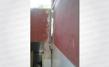 Así lucen los baños de la escuela María Auxiliadora de La Primavera. Las grietas están en todas partes. Cortesía