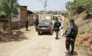 Constantemente la Policía está haciendo presencia en La Conquista para verificar antecedentes a sus residentes y visitantes y hacer una inspección de la zona. Archivo