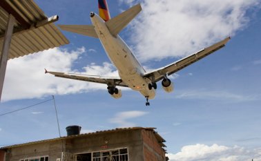 En la calle 12 con avenida 7 los aviones pasan tan cerca del techo de las viviendas, que algunos moradores piensan en la posibilidad de que esté aterrizando sobre las tejas. La escena de los niños cubriendo sus oídos se repite todo el día con todos los vecinos. Alfredo Estévez