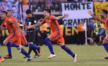 Chile derrotó a Argentina en los penales y se coronó campeón de la Copa América Centenario. AFP