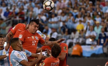 Los dos equipos disputan quedaron con 10 hombres. AFP