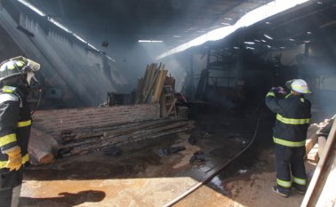 Por ahora se adelantan las investigaciones para esclarecer las causas que originaron el incendio en este lugar donde se almacena madera. Cristian Herrera