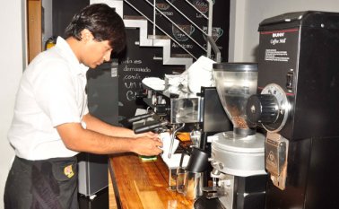 El consumo de cafés especiales aumentó un 5% en el país en 2015 una cifra que además está relacionado con el aumento de negocios dedicados especialmente a la venta de productos a base del grano. Archivo