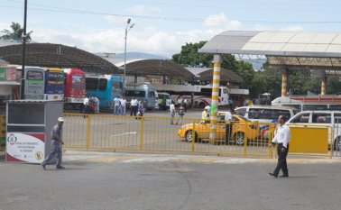 Barreras funcionales, la nueva medida que implementarán en la actual central de transporte. Solo pasajes, conductores y buses, dentro de la zona de operación. Juan Pablo Cohen
