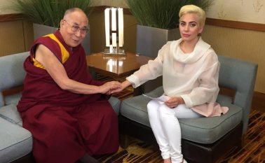 La artista estadounidense publicó en su cuenta de Instagram una fotografía que muestra al líder religioso budista dándole la mano. Twitter