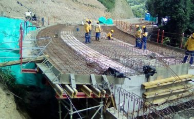 Parte de la vía que se construye para la entrada al Nuevo Gramalote. Suministrada