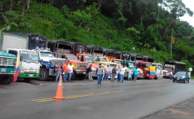 En el sector El Descanso permanecen los camioneros de la Provincia de Pamplona concentrados en apoyo al paro nacional. Cortesía