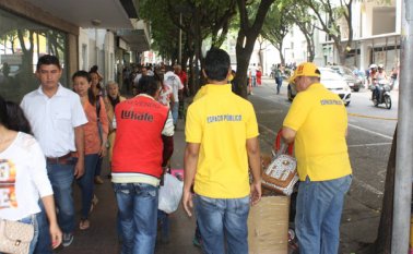 Por las calles del centro de la cuidad hay un escuadrón de espacio público, conformado por 15 personas, quienes se encargan de retirar las ventas callejeras que hay en los andenes. Cortesía