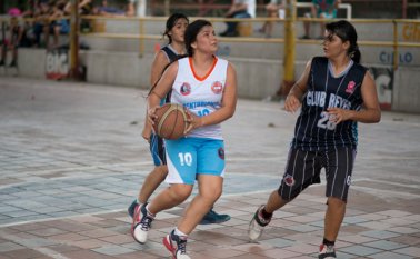 Emocionantes encuentros de baloncesto presenciaron los vecinos del barrio Ciudad Jardín. En el Festival Invitacional participaron 15 equipos de Cúcuta, Bogotá y Barranquilla. Juan Pablo Bayona