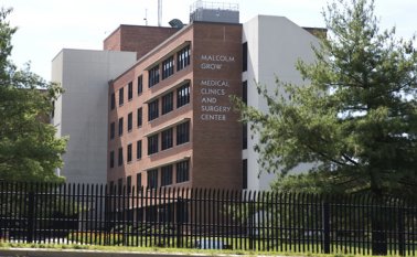 Se reabrieron todas las instalaciones menos la clínica médica Malcolm Grow, aunque sin aclarar por qué. AP