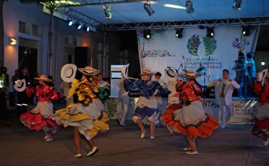 En la Biblioteca pública Julio Pérez Ferrero se cumplió el lanzamiento del Festival Departamental de Colonias. La mayoría de las actividades se cumplirán en el monumento a la confraternidad bolivariana (frente al pueblito Pepsi- El Malecón). Mario Caicedo
