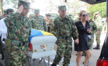 En 2011 ingresó a la Escuela de Suboficiales Sargento Inocencio Chincá y en septiembre del 2013 recibió el grado de Cabo Tercero. Cortesía