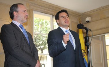 El ministro de transporte Jorge Eduardo Rojas, y el secretario general de la Presidencia, Luis Guillermo Vélez, convocaron a los transportadores para cerrar los acuerdos en los que se ha avanzado. Colprensa