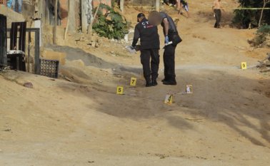 En los alrededores de la casa donde estaban las víctimas quedaron varias vainillas. Cristian Herrera