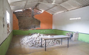 Así luce el salón comunal de Claret, gran parte de sus muros han colapsado, el comedor escolar y el salón del adulto mayor también están en condiciones deplorables. Juan Pablo Bayona
