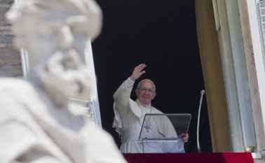 El papa Francisco ofrece su bendición durante la oración del Angelus desde la ventana de su despacho frente a la Plaza de San Pedro, en el Vaticano. AP