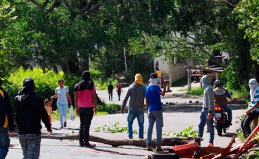 Los estudiantes bloquearon las vías de acceso a las instituciones educativas. Eilyn Cardozo