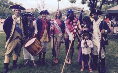 La cucuteña María José Barrero que lucha por la corona de Miss Mundo América con un propósito, posa con personajes vestidos como soldados de la guerra de la independencia de Estados Unidos. Suministrada