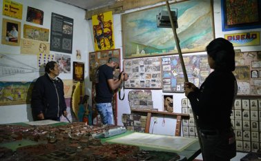 Los futuros profesionales Angélica Parada, Luis Baeza y Jhon Viáfara, haciendo el registro de fotografías antiguas para ser cargadas en el portal www.historiasenlaweb.co. Roberto Ospino