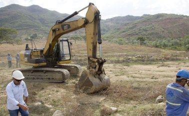 Desde ayer se reanudó la construcción del anillo vial occidental en el tramo que pasa por la vereda El Pórtico, tras la entrega el predio que lo impedía por parte de la alcaldía y la universidad Libre. Alfredo Estévez