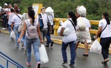 Felices regresaron las mujeres con los productos que compraron en Cúcuta, dada la cruda escasez que padece Venezuela. Jean Estupiñán