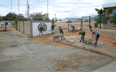 Los auxiliares bachilleres trabajan de la mano de la comunidad en la pavimentación de la calle 0 con avenida 4 de San Mateo parte alta. Rodrigo Sandoval