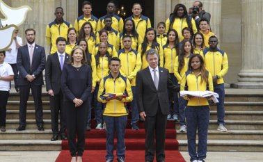 El presidente Juan Manuel Santos y su esposa, María Clemencia Rodríguez, entregaron ayer las banderas de Colombia y de la paz a los deportistas Jossimar Calvo y Jackeline Renteria. Colprensa