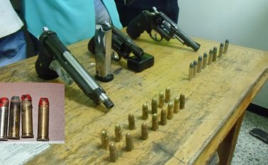 Las armas estaban camufladas detrás de un cuadro, en un bafle de sonido y debajo de un colchón. Cortesía