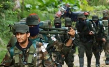 “Respetamos la decisión de quienes desistan de la lucha armada, dejen las armas y se reincorporen a la vida civil, no los consideramos nuestros enemigos. Nosotros continuaremos la lucha por la toma del poder por el pueblo y para el pueblo”, dice el comunicado del primer frente de las Farc. Archivo