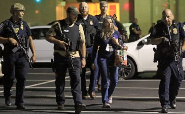 El alcalde de Dallas, Mike Rawlings, informó el viernes que el sospechoso involucrado en un enfrentamiento con la policía durante la noche murió después de que los agentes utilizaron explosivos para eliminar su amenaza.
AFP
