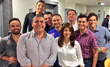 Gustavo gómez comanda el programa La Luciérnaga de Caracol Radio. Internet