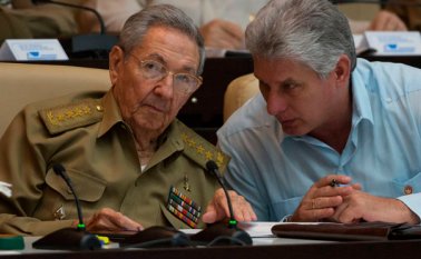 El mandatario Raúl Castro (izquierda) con los diputados reunidos en la Asamblea del Poder Popular. AFP