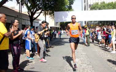 El atleta llanero fue la figura de la primera edición de la carrera 10K de Cúcuta, al imponerse tras dejar en el camino a los fuertes atletas de Kenia y Venezuela. Alfredo Estévez