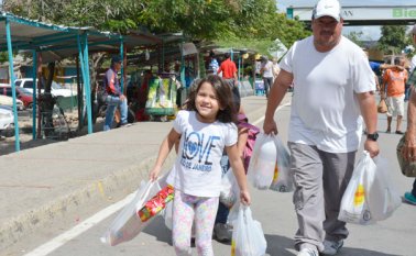 Una vez cruzaron el puente internacional Simón Bolívar, los venezolanos congestionaron las casas de cambio y el transporte público. Las familias retornaron a su país con los víveres que les calmarán el hambre por unos días. Edinsson Figueroa