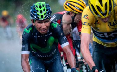 El colombiano Nairo Quintana (izquierda) y Christopher Froome de Gran Bretaña (derecha), que llevaba el maillot amarillo de líder de la general, bajo la lluvia durante la novena etapa. AFP
