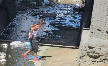 Los andenes del sector se han convertido en la casa de estos habitantes de la calle. La situación es alarmante.  Juan Pablo Bayona