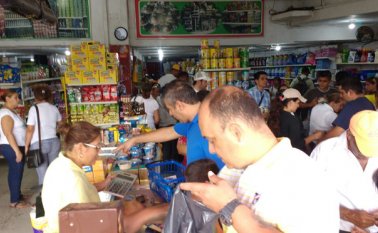 Progresivamente fue creciendo el número de personas que esperaban por cruzar. La Opinión