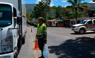 En la vía que comunica a Cúcuta con Ocaña y Bucaramanga, la Policía entrega el vital líquido. Policía Nacional