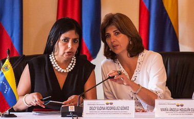 Las cancilleres de Venezuela, Delcy Rodríguez (izquierda), y de Colombia, María Ángela Holguín (derecha). AFP