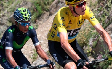 Nairo Quintana (izquierda) y Christopher Froome, de Gran Bretaña, quien llevaba el maillot amarillo de líder de la general del Tour. AFP