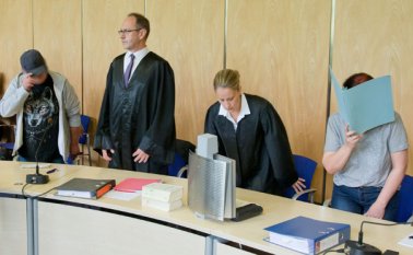 Johann Göppner (izquierda), Andrea Göppner (derecha), y sus abogados (centro). AFP