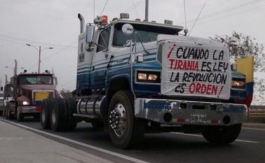 "El vehículo del señor gobernador fue atacado con piedras, el conductor perdió el vehículo y terminó estrellándose", expresó la Policía sobre el accidente del mandatario de Boyacá. Colprensa